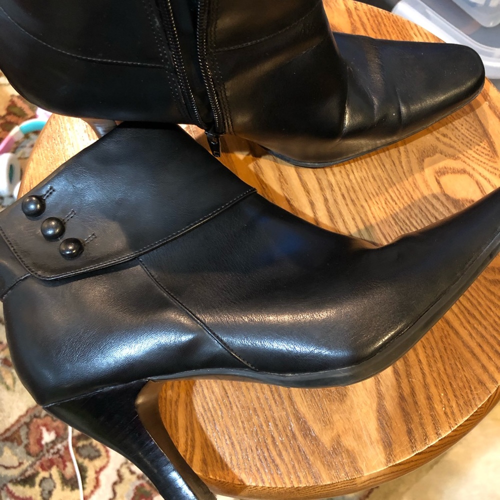 White Mountain brand black boots